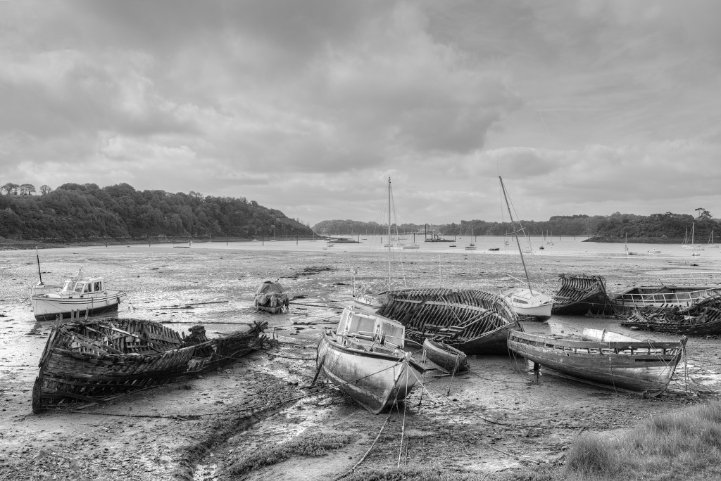 HDR Cimetiere a bateaux B&W scheepskerkhof scheepswrakken scheepswrak urbex quelmer rance bretagne frankrijk kerkhof schip schepen boot boten graffiti strand zwart wit foto